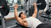 Cara-Membentuk-Otot-Dada-Tengah-Dengan-Gerakan-Close-Grip-Bench-Press (1)